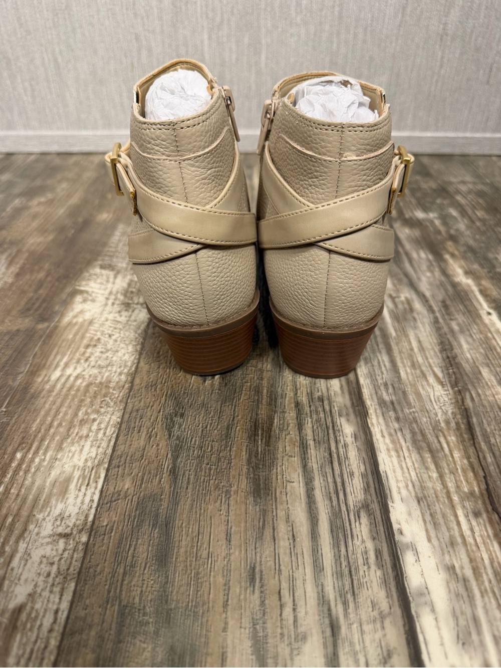 Vionic Cream Leather Ankle Bootie with Buckle Size 7 - Picture 12 of 16